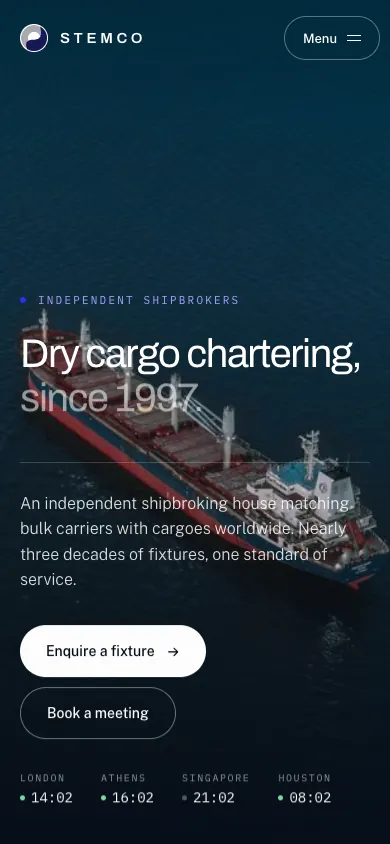 Η αρχική σελίδα της Stemco σε κινητό με τα ρολόγια ζωνών ώρας