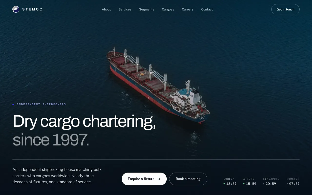Η αρχική σελίδα της Stemco με φορτηγό πλοίο ξηρού φορτίου στη θάλασσα